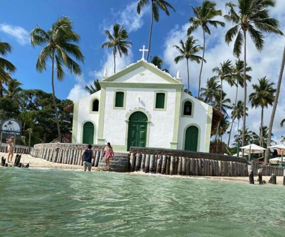 塔曼达雷Reserva dos Carneiros 301的海滩上的教堂,人们站在水面上