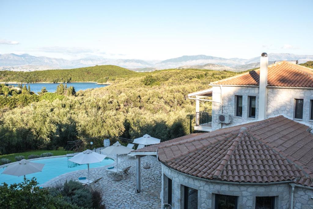 卡西奥皮Villa Sania的享有带游泳池的房子的景色
