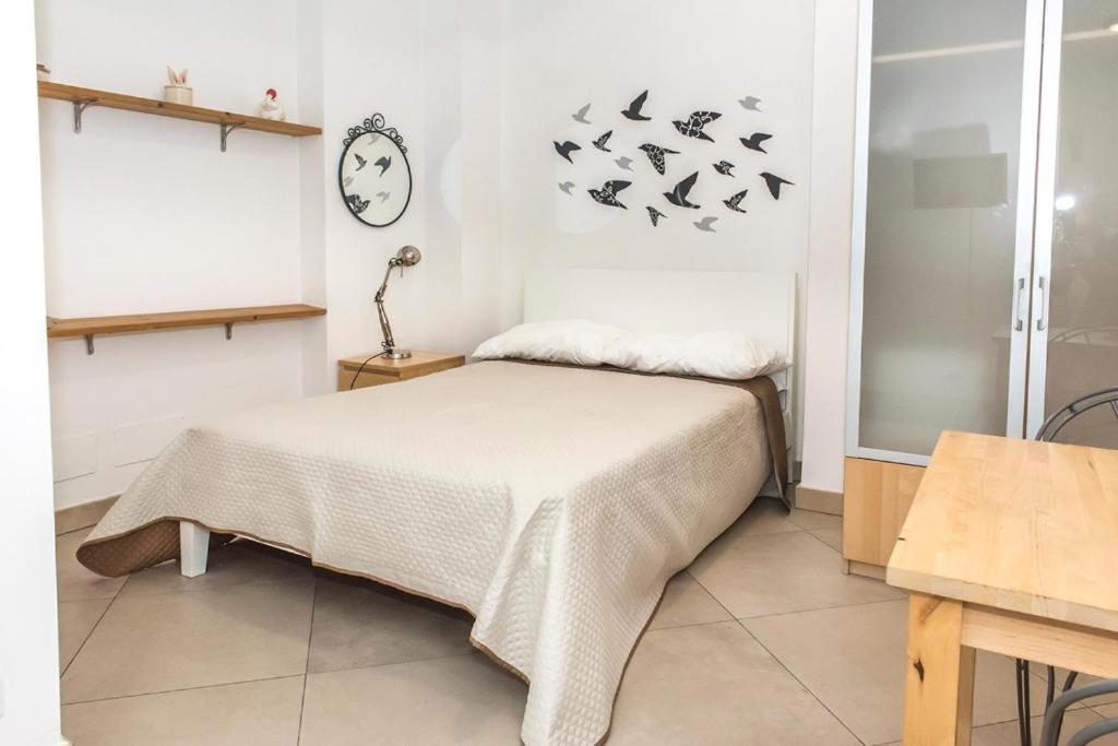 安科纳A23 - Monolocale in Ancona Centro sx的卧室配有一张墙上鸟床