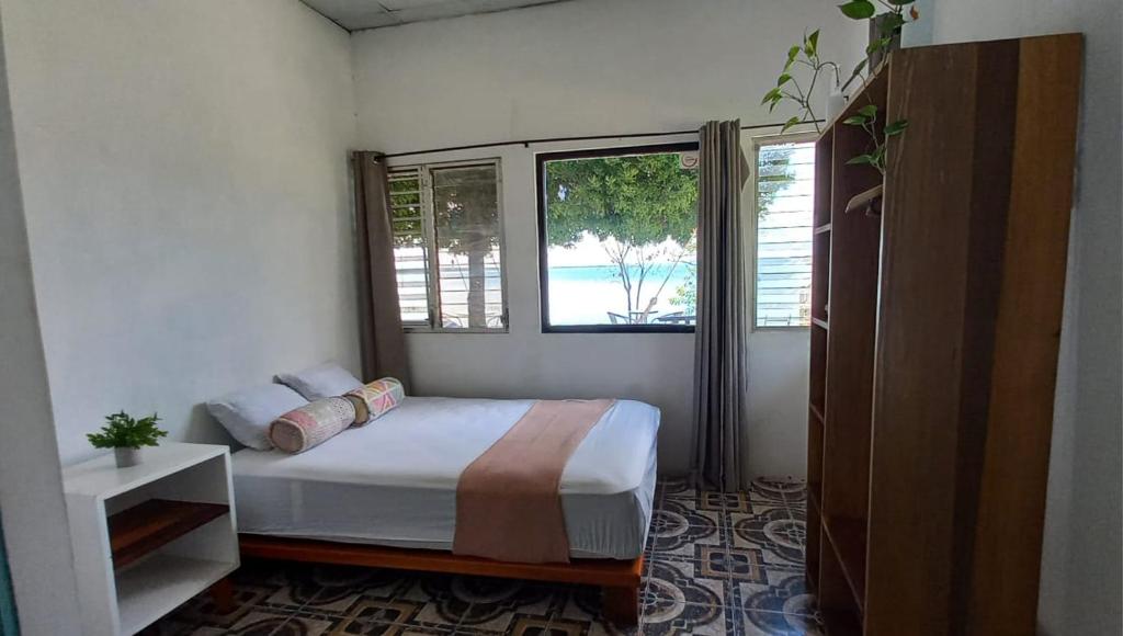 埃尔莱马特Bikini Beach的一间卧室设有一张床和一个大窗户