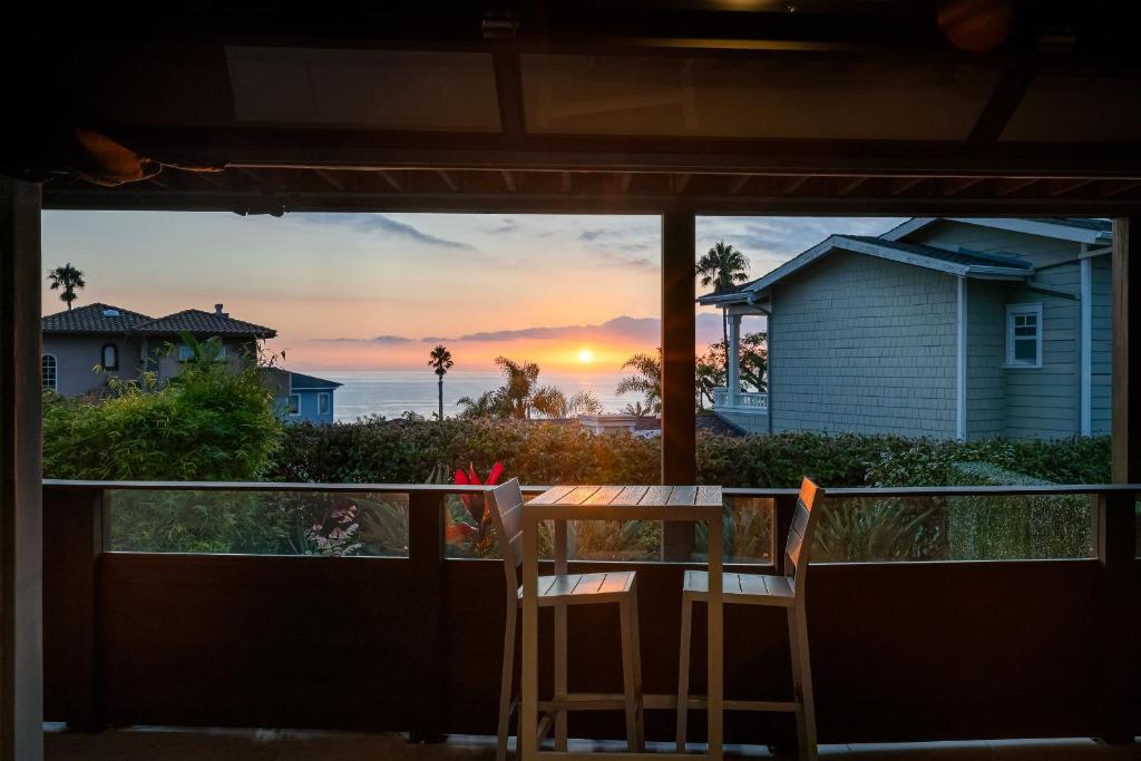 圣地亚哥Contemporary Ocean Sunset Views with Firepit Pt Loma close to PLNU的阳台配有桌椅,享有日落美景