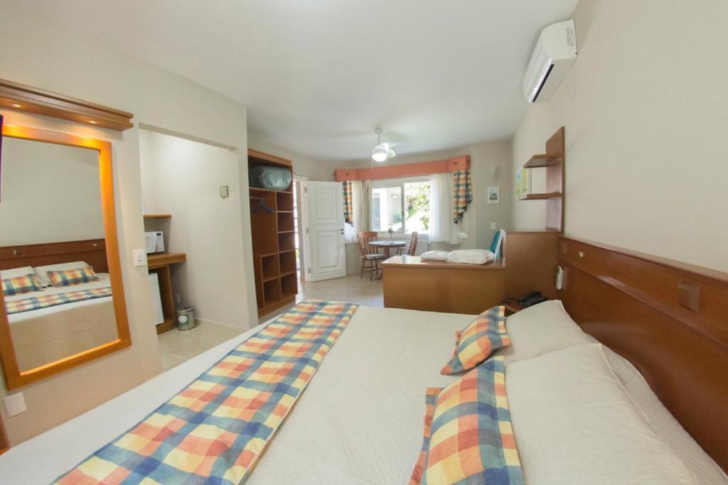 卡内拉Hotel Cozumel Sierra的一间卧室配有一张床,另一间卧室配有镜子
