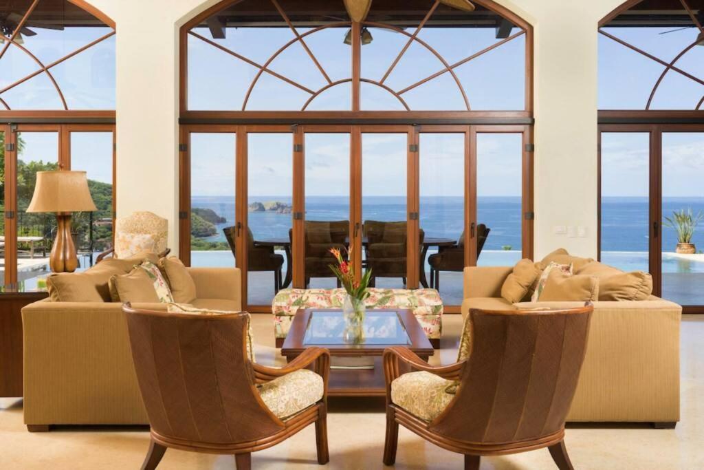 普拉亚埃尔莫萨Casa Cinco Sinsontes的客厅配有两张沙发和一张桌子及椅子