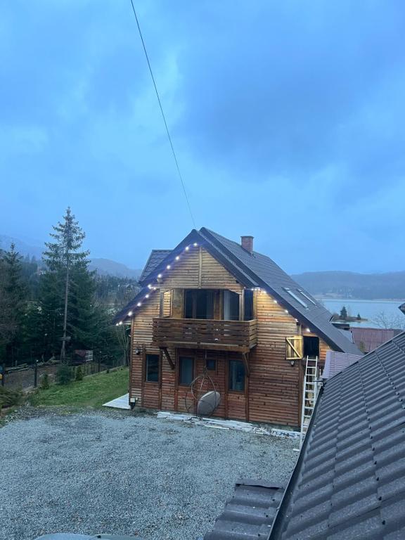 科利比塔Serenity Colibița的山坡上带屋顶的木屋