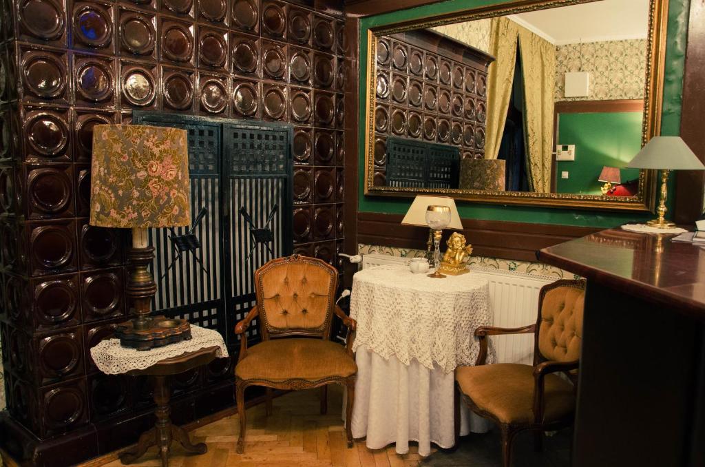 比得哥什''Zatoka"的一间带桌椅和镜子的用餐室