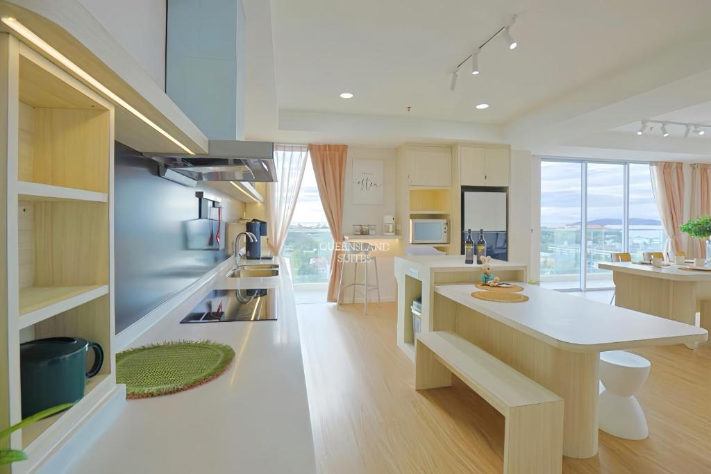 哥打京那巴鲁QUEENSLAND SUITES at Aru Suites, Kota Kinabalu的厨房配有白色的柜台和厨房岛