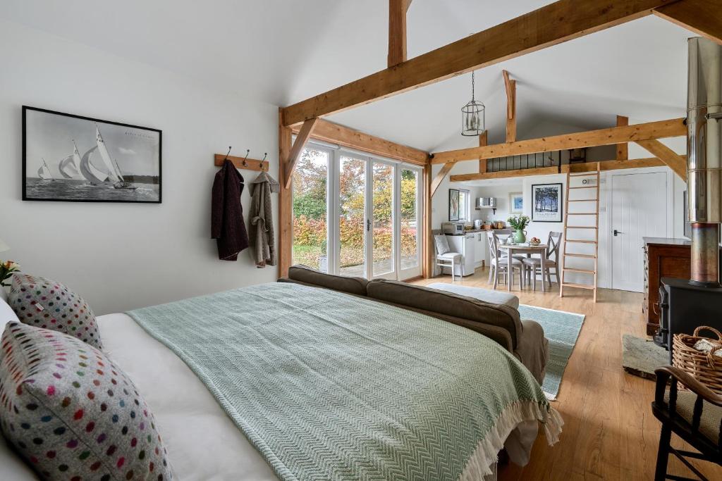RogateStunning Cabin with incredible views near Goodwood的一间卧室设有一张床和一间客厅。