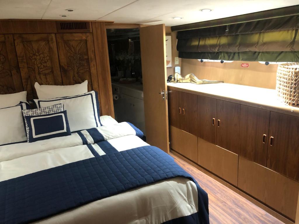 洛杉矶Luxury Afloat Yacht Paradise 3 bedrooms 3bath 5 beds with full Marina view的一间带大床的卧室和一间厨房