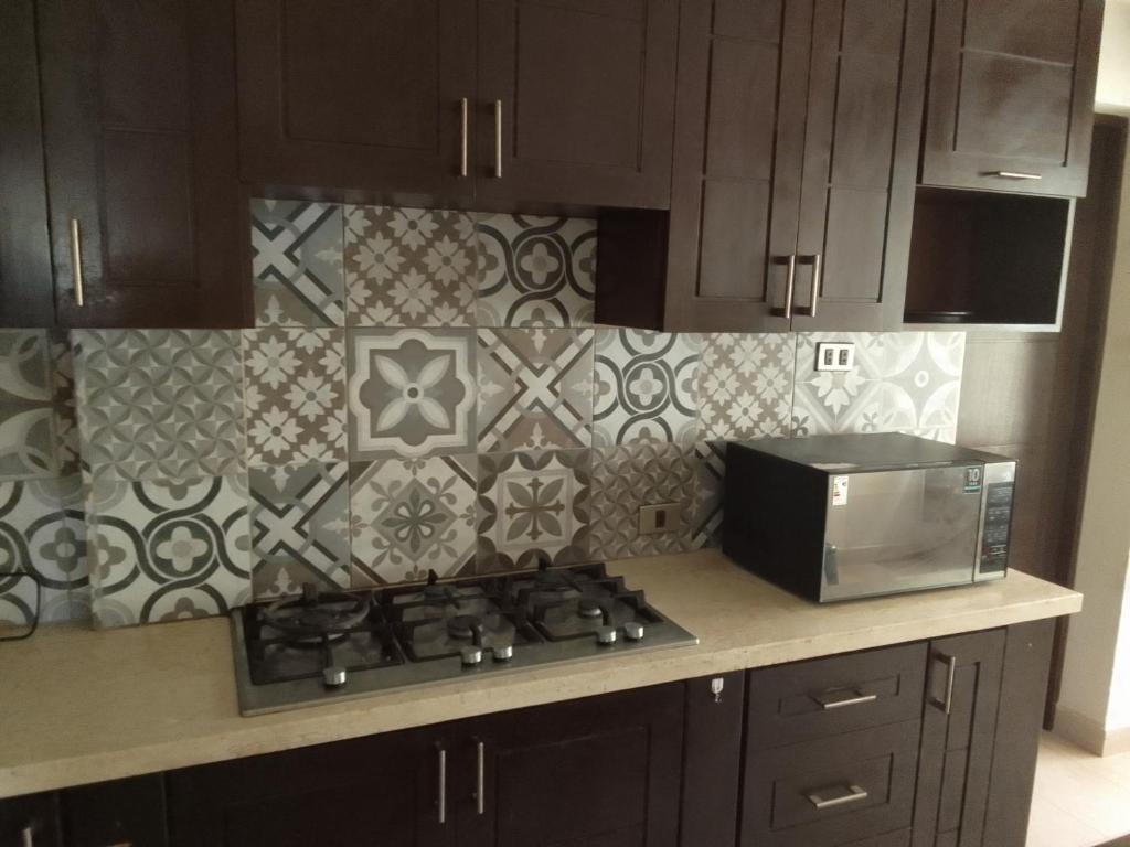 科恰班巴Linda casa de campo con todas las comodidades de la ciudad的厨房配有炉灶和微波炉。
