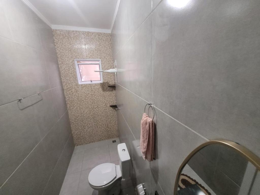 奥林匹亚Vô Pedrinho的一间带卫生间和镜子的小浴室