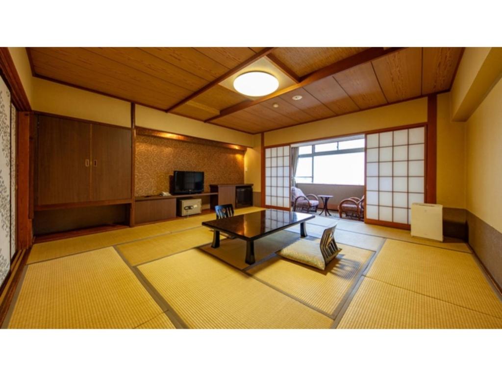涩川市Hotel Kimura - Vacation STAY 97364v的客厅里设有桌子