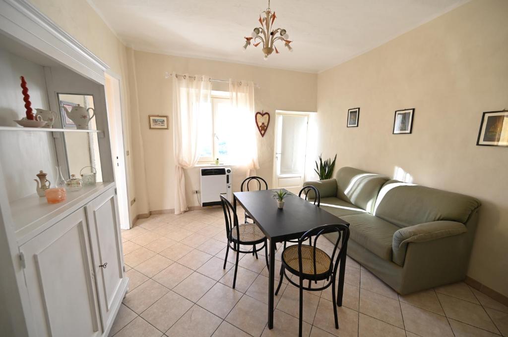 Ozzano MonferratoCASA LETIZIA的客厅配有沙发和桌椅