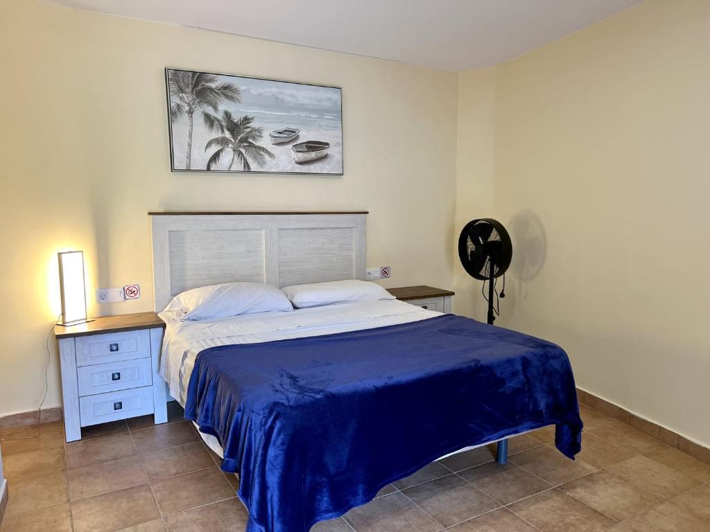 圣地亚哥港Winter Wonderland的一间卧室配有一张带蓝色床罩的床