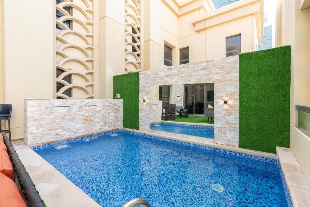 迪拜ELAN RIMAL SADAF Suites的一座建筑物中央的游泳池