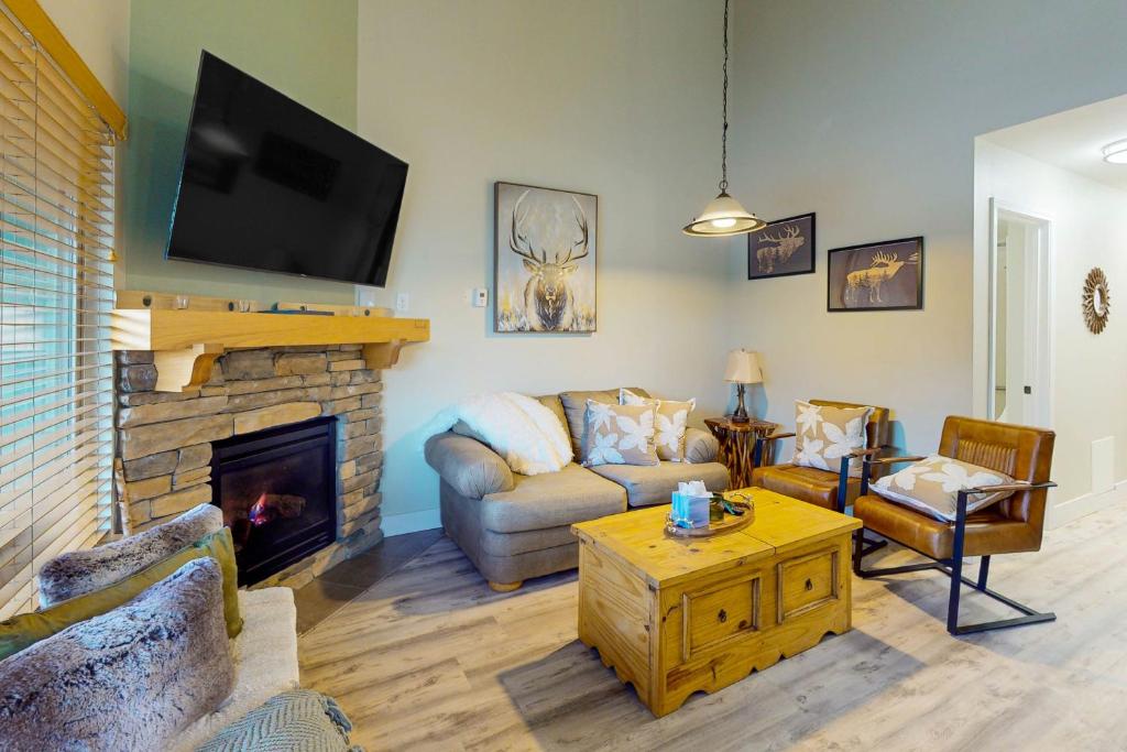 斯德特莱恩Stagecoach Ski Condo的带沙发和壁炉的客厅