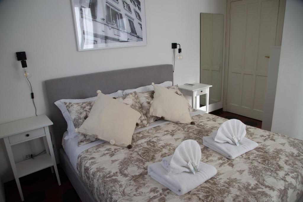 罗马Piazza Testaccio Home appartamento E 1 accogliente con vista piazza Testaccio的一间卧室配有一张床,上面有两条毛巾