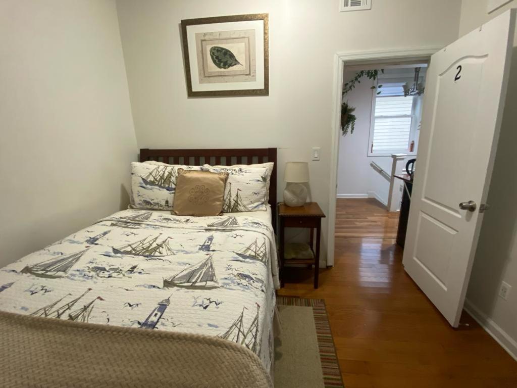 纽瓦克Dayton Dream的一间卧室配有一张床和被子