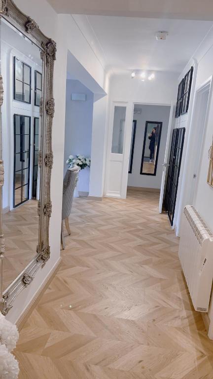 伯恩茅斯Luxury apartment in Bournemouth的墙上带镜子的走廊