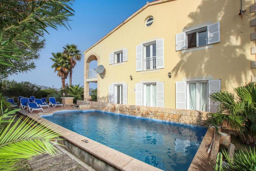 阿尔库迪亚Villa Amoros的房屋前的游泳池