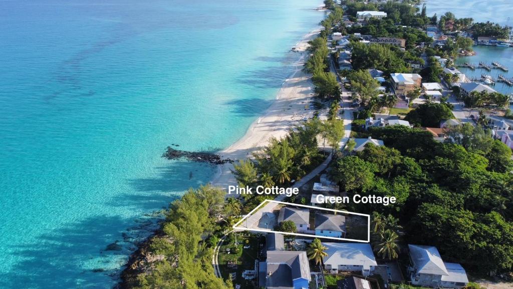 爱丽丝镇Bimini Seaside Villas - Green Cottage with Bay/Marina View的粉红色小屋和绿宝石海岸的空中景致