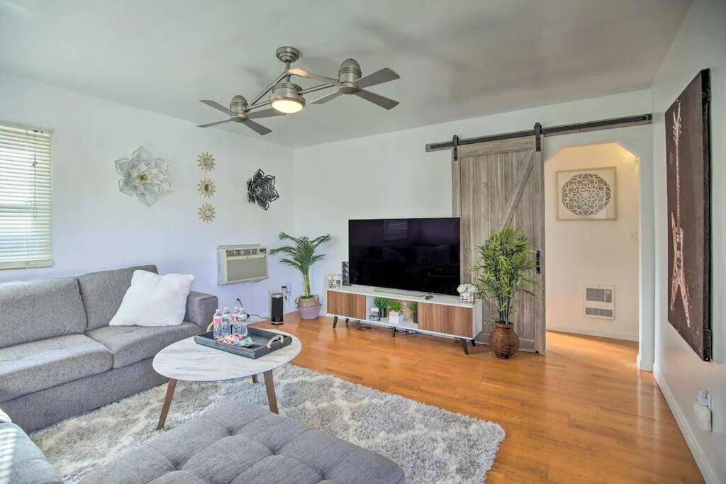 圣地亚哥Gorgeous Pacific Beach and Mission Bay Home. Walking distance to the Bay and Golf Course.的带沙发和电视的客厅