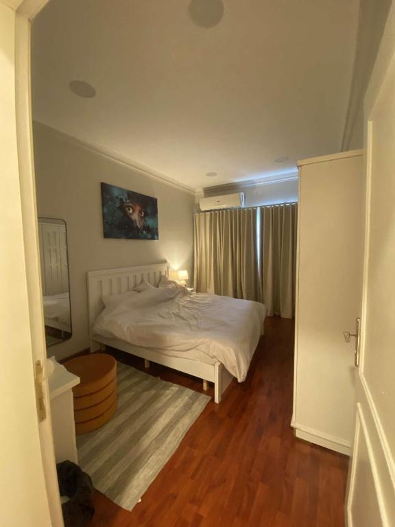 شقة مكونة من صالة وغرفة نوم客房内的一张或多张床位