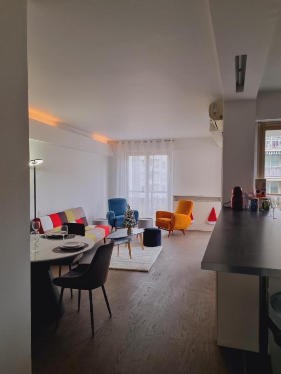 巴黎Appart'Chic的客厅配有沙发和桌椅