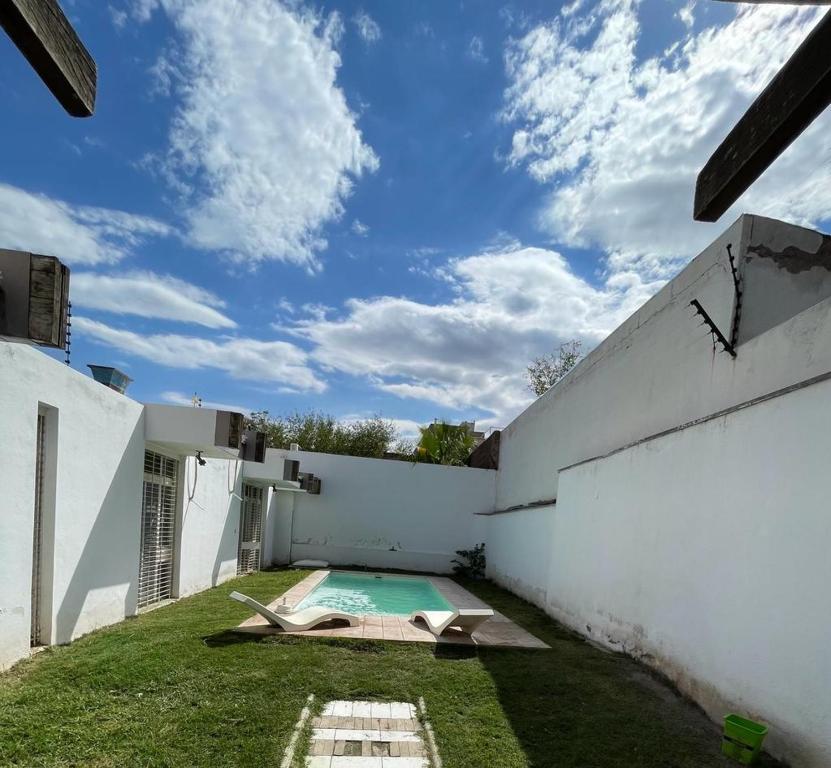 门多萨Casa Barrio Bombal的一座房子后院的游泳池