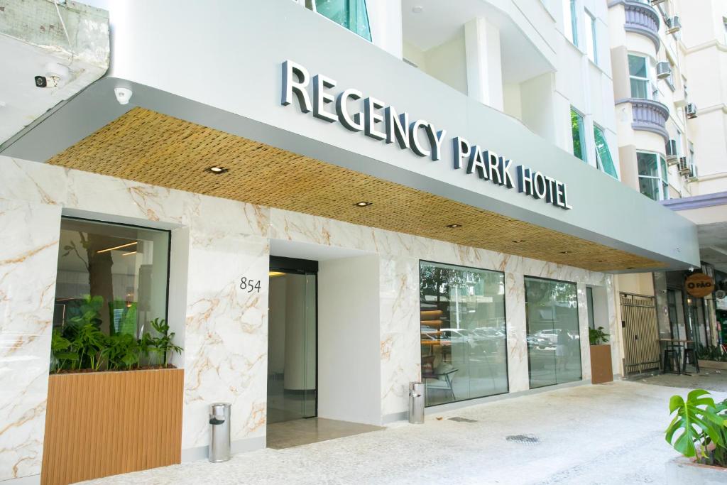 里约热内卢Regency Park Hotel - SOFT OPENING的更衣园酒店的外墙