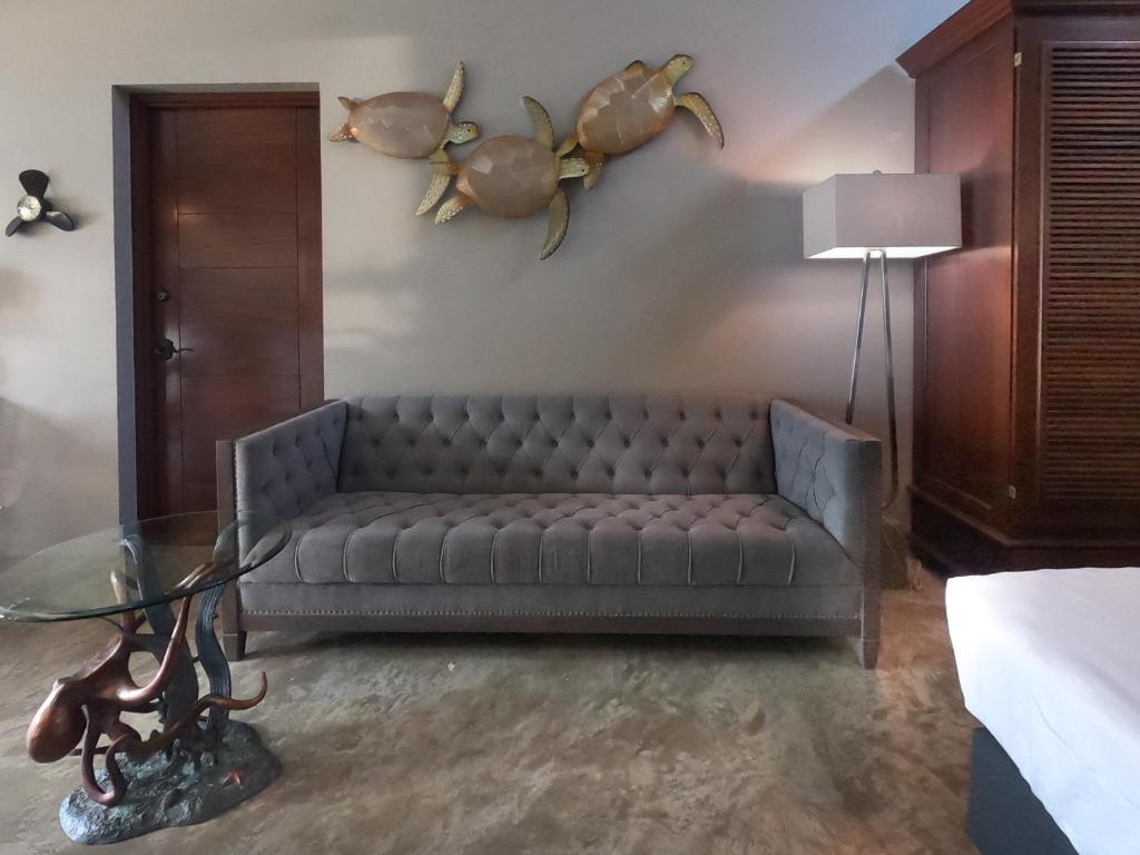 克拉伦代克博内尔岛海珍宝酒店的带沙发和玻璃桌的客厅