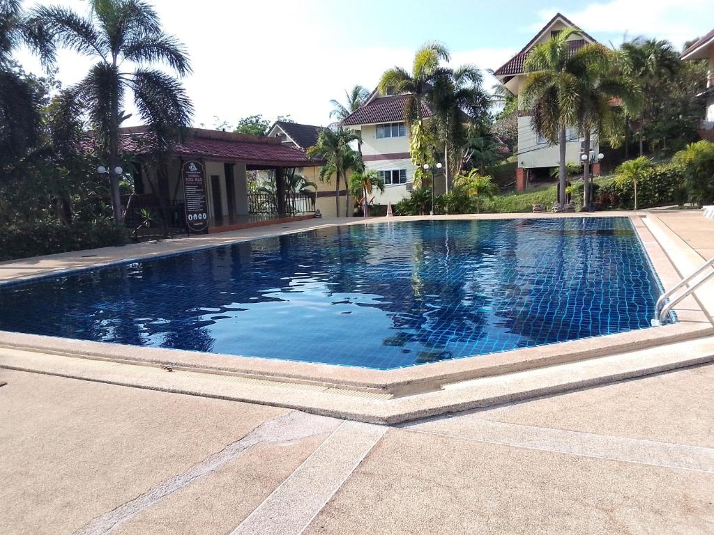 高兰Lanta Garden Hill Resort and Apartment的庭院里的一个蓝色海水大型游泳池
