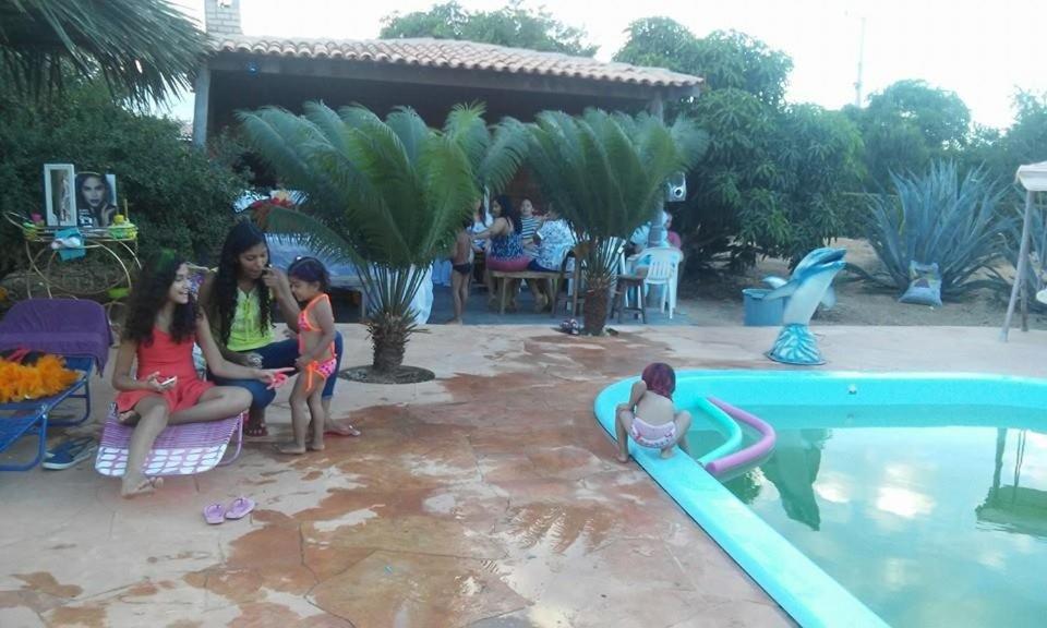 SeabraSítio Mandacaru na Chapada Diamantina的一群女孩坐在游泳池旁边