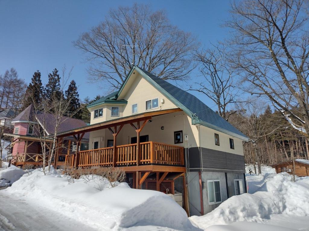 猪苗代町Cottage All Resort Service / Vacation STAY 8407的雪中带甲板的房子