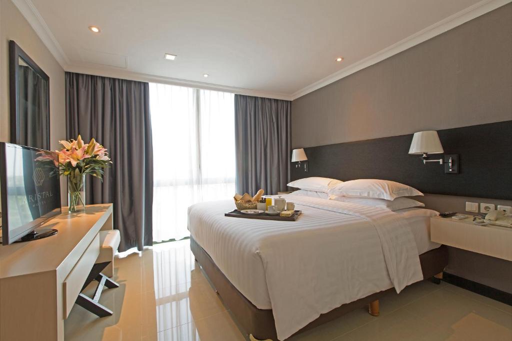 雅加达雅加达克里斯塔尔酒店的酒店客房设有一张大床和一台电视。