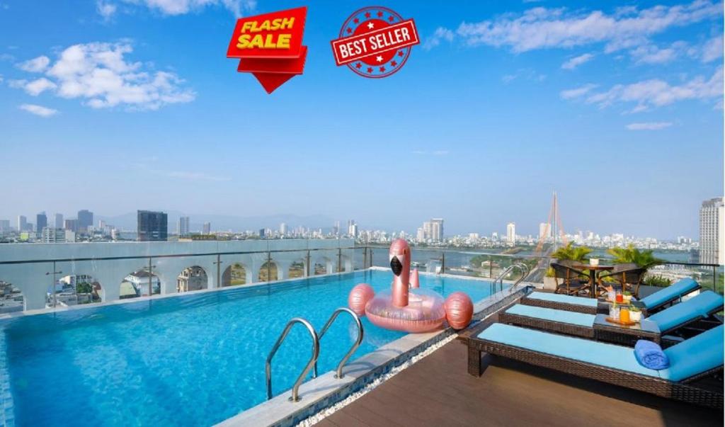 岘港Gold Plaza Hotel Da Nang的大楼屋顶上的大型游泳池