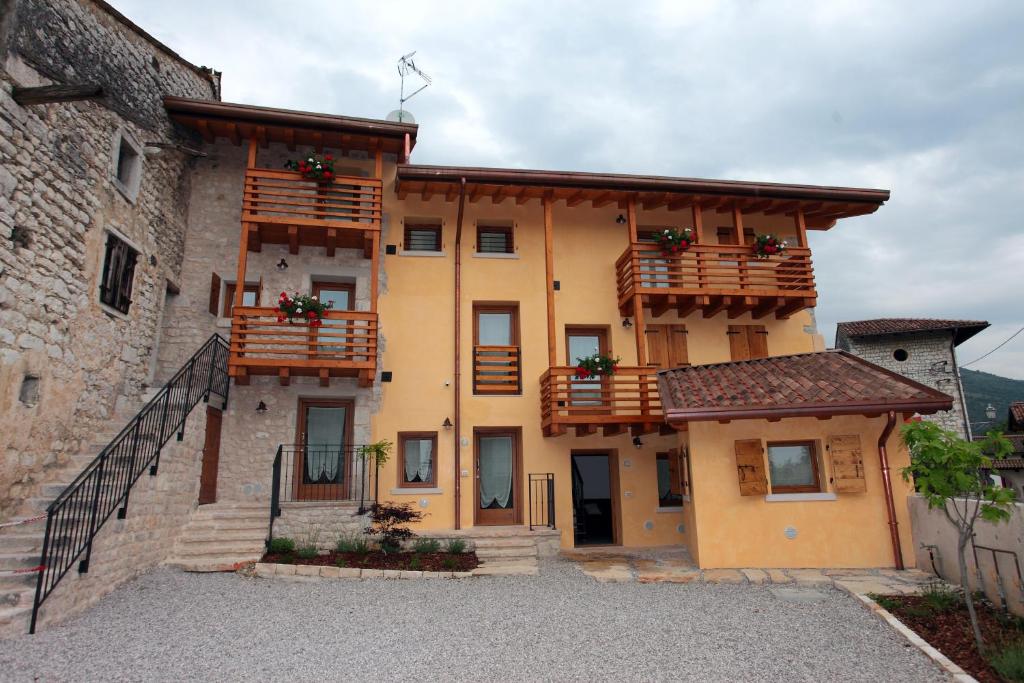 PolcenigoAlbergo Diffuso Polcenigo Casa Blas的一座大型建筑,设有木制阳台