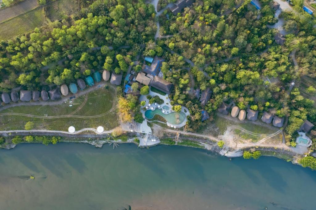 Meghauli巴拉赫丛林小屋酒店的享有湖畔房屋的空中景致