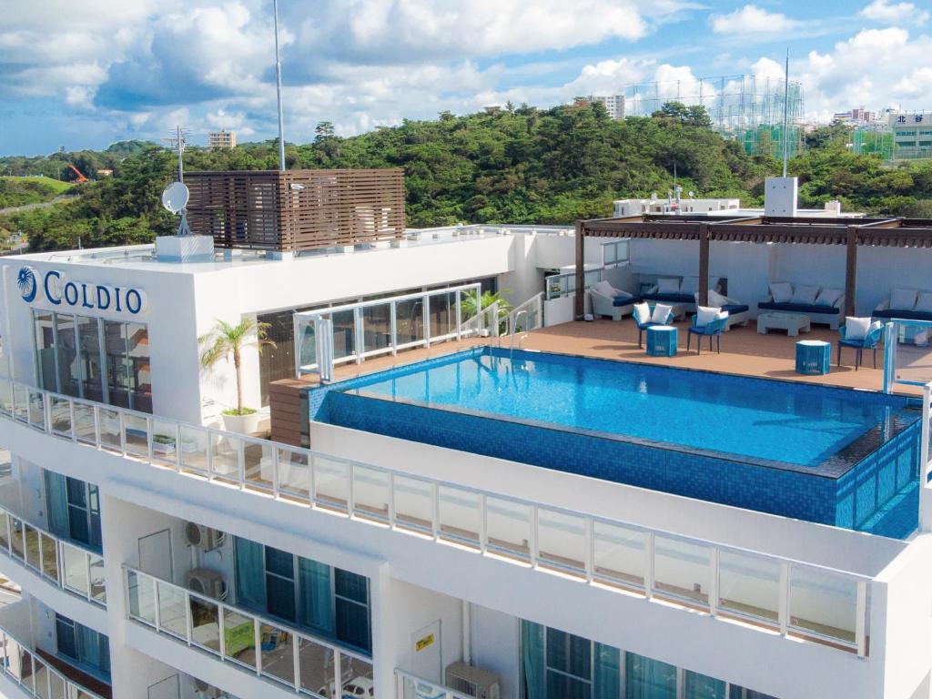 北谷町Aqua Palace Chatan by Coldio Premium的游轮顶部的游泳池