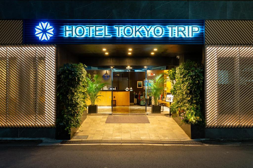 东京Hotel Tokyo Trip Ueno Nishi Nippori的酒店大堂入口处,上面有蓝色标志