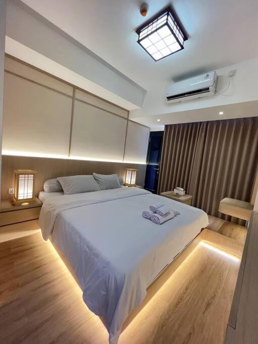 KangboiWawa Guesthouse Pollux Habibie Batam Tower A 17的卧室配有一张白色大床