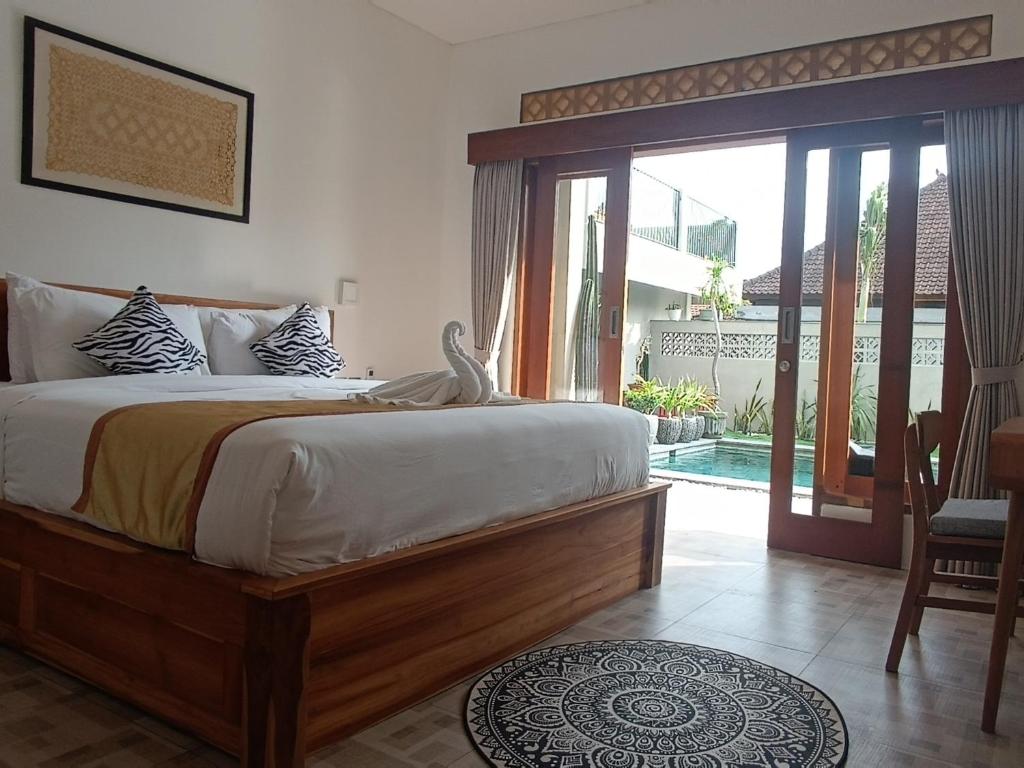坎古The Breeze Stay and Surf Canggu Bali的一间卧室设有一张床和一个滑动玻璃门