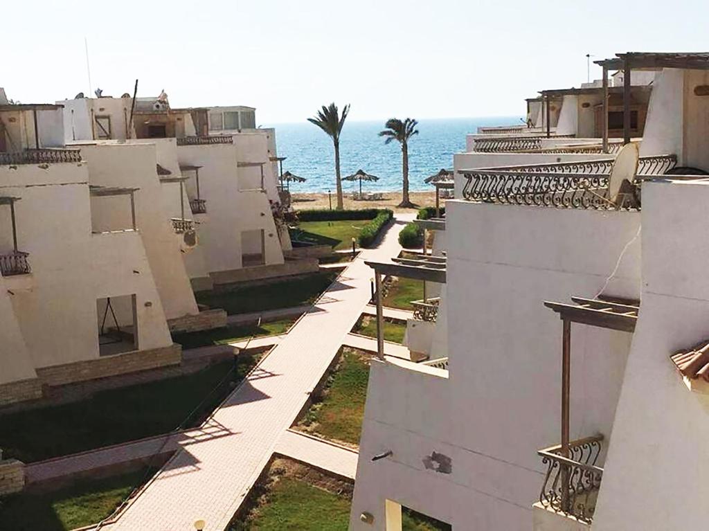 拉斯苏德尔Concorde Royal Beach Village, Ras Sidr, South Sinai Villa 116的背景中享有一座建筑的海景