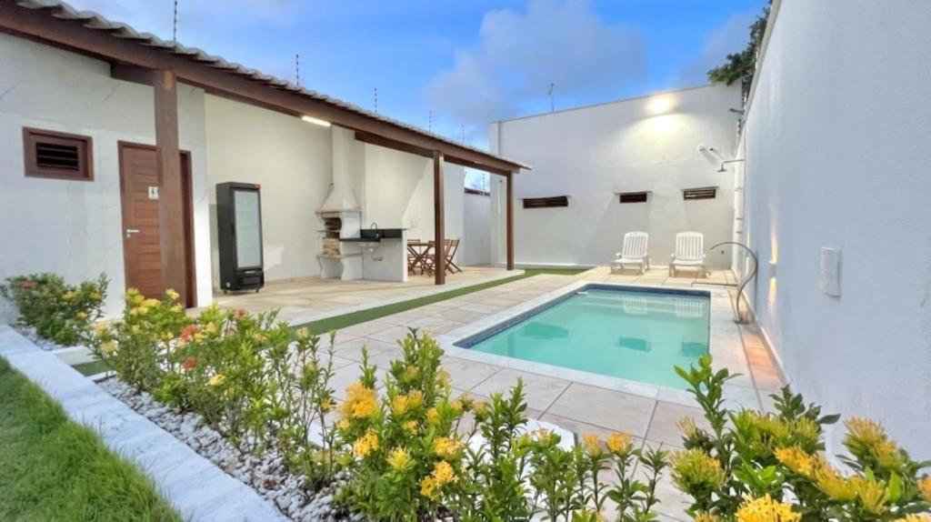 南蒂包Casa Macao Tibau do Sul的一座房子后院的游泳池