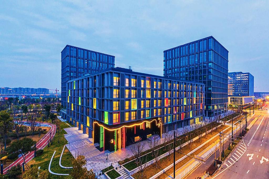 上海上海中建雅诗阁lyf酒店(虹桥机场国家会展中心店)的街道上的一座大型玻璃建筑