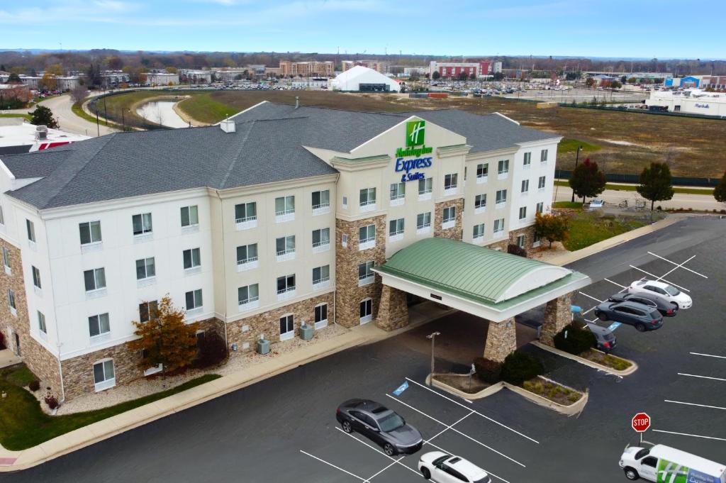 沃基根Holiday Inn Express Hotel & Suites Waukegan/Gurnee, an IHG Hotel的享有酒店空中景色,设有停车场