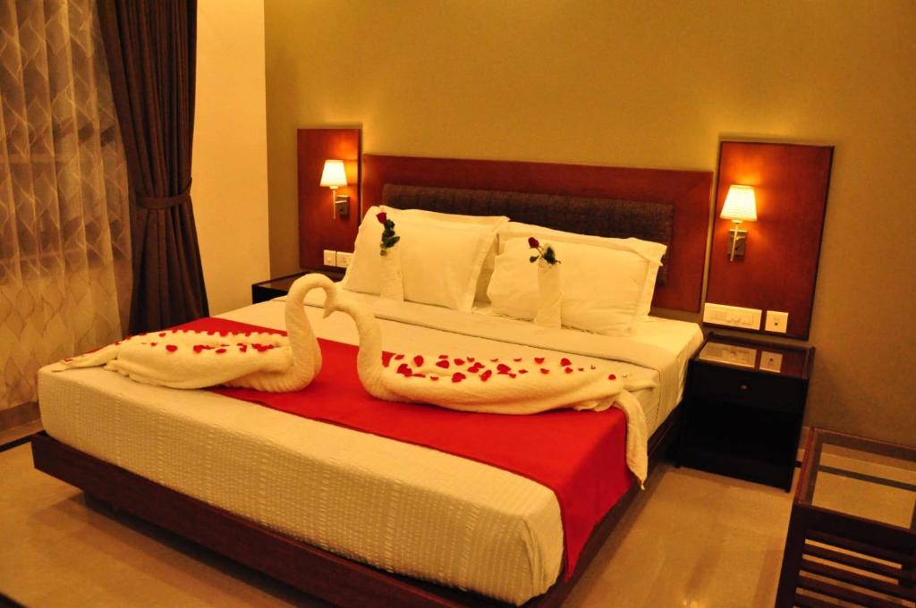PallipuramHarbour Hotels的酒店客房,配有带毛巾的床