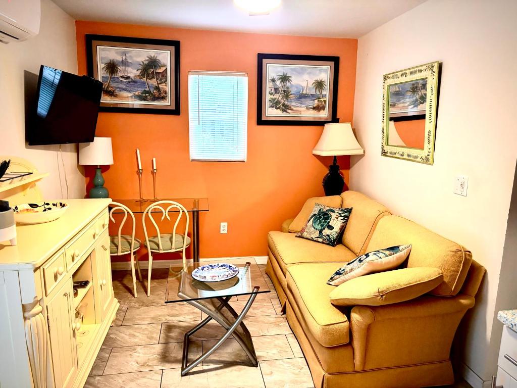 萨拉索塔~ Cozy In-law Apartment Close to Siesta Key ~的客厅配有沙发和桌子