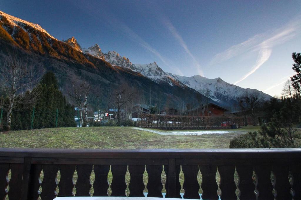 夏蒙尼-勃朗峰Chalet Ancelles - Les Praz - Golf - Vue Mont-Blanc - Randonnées的山景阳台