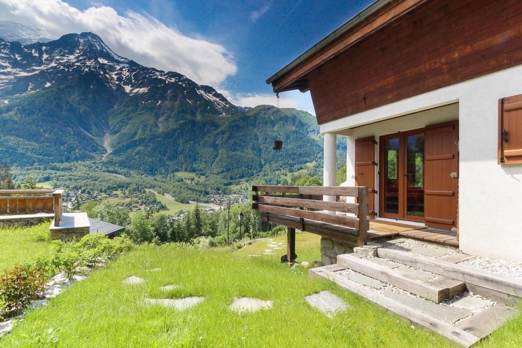 里雾诗The Historic Chalet Les Allognes Mont-Blanc views的山景楼房 - 带长椅
