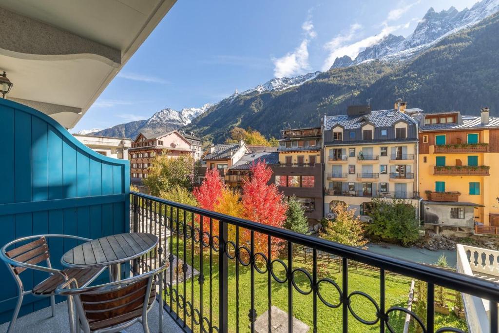 夏蒙尼-勃朗峰DIFY Paccard - Chamonix-Mont-Blanc的山景阳台(带桌子)